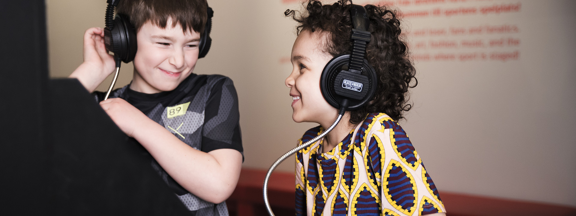 Barn som lyssnar på musik i hörlurar